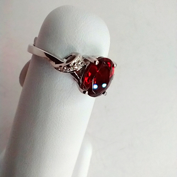 Genuine Garnet and Sterling Silver ring - Picture 4 of 10